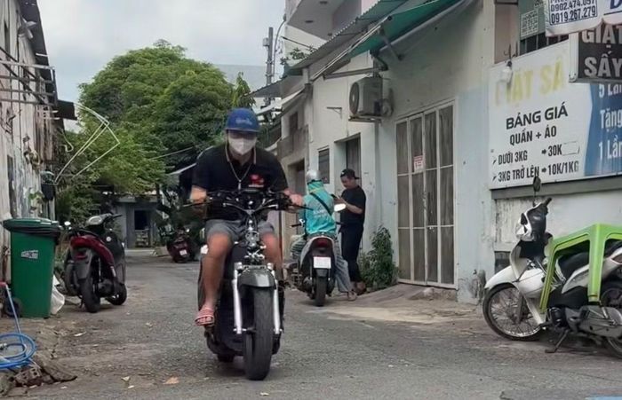 Người đàn ông điều khiển phương tiện "5 không" lan truyền trên mạng xã hội.