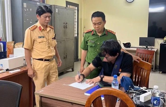 Tại cơ quan công an, nam thanh niên thừa nhận các hành vi vi phạm.