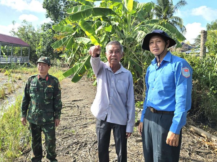 Ông Trần Văn Quận thông tin về vị trí chôn cất nữ du kích hi sinh năm 1969.