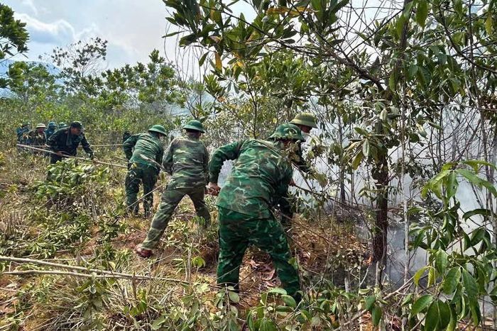 Lực lượng Đồn Biên phòng Cửa khẩu A Đớt phối hợp chính quyền địa phương kịp thời dập tắt hai đám cháy tại xã A Lưới 4.