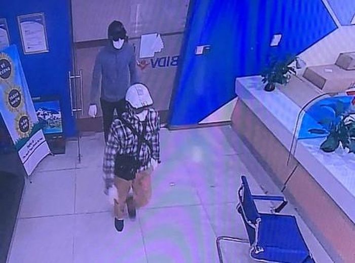 Hai tên cướp xông vào ngân hàng BIDV chi nhánh Ngọc Khánh để gây án.