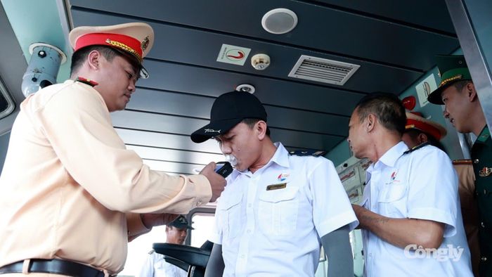 Lực lượng CSGT kiểm tra nồng độ cồn các thuyền trưởng trước khi lái tàu.