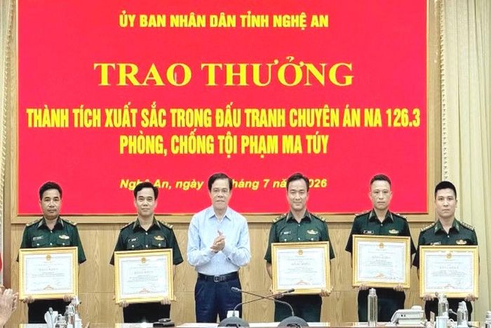 Chủ tịch UBND tỉnh Nghệ An trao Bằng khen cho các cá nhân có thành tích xuất sắc trong đấu tranh Chuyên án NA 126.3.
