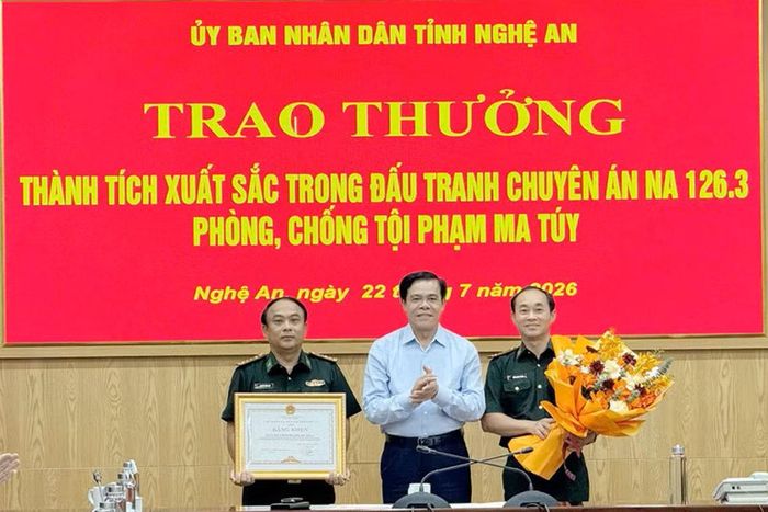 Đại diện Ban Chỉ huy Bộ đội Biên phòng tỉnh Nghệ An nhận Bằng khen của Chủ tịch UBND tỉnh vì thành tích xuất sắc trong đấu tranh phòng, chống tội phạm ma túy.