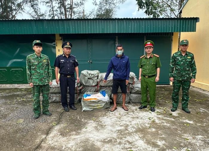 Đối tượng bị bắt cùng tang vật.