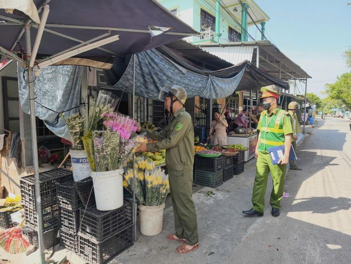 Giải tỏa các trường hợp lấn chiếm hành lang an toàn giao thông trên địa bàn.