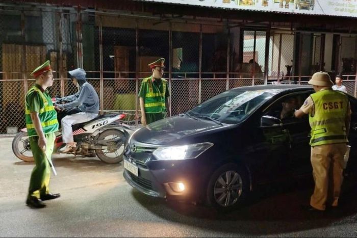 Kiểm tra nồng độ cồn đối với người điều khiển phương tiện tham gia giao thông.