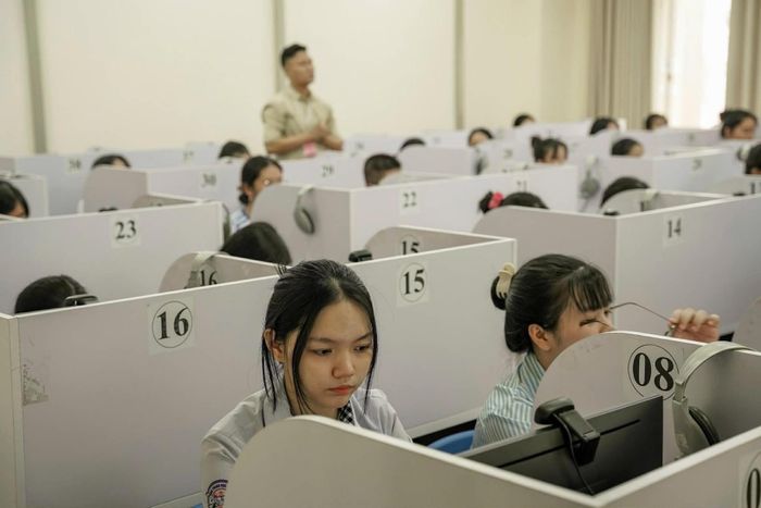 Thí sinh dự thi đánh giá năng lực chuyên biệt vào Trường ĐH Sư phạm TPHCM trên máy tính.
