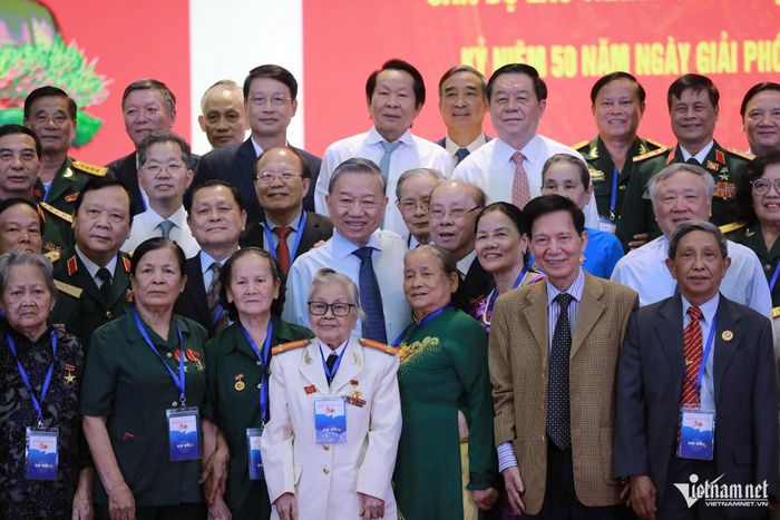 Anh hùng Ngô Thị Huệ chụp ảnh cùng Tổng Bí thư Tô Lâm (hiện là Tổng Bí thư, Chủ tịch nước) và các đại biểu tại cuộc gặp mặt người có công tiêu biểu khu vực miền Trung - Tây Nguyên nhân dịp kỷ niệm 50 năm thống nhất đất nước