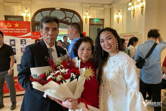 NSND Nguyễn Thị Hiển với 2 học trò biên đạo múa Nguyễn Thị Tuyết Minh và NSND Mai Trung Kiên. Cả hai nhận Giải thưởng Nhà nước đợt 2022.