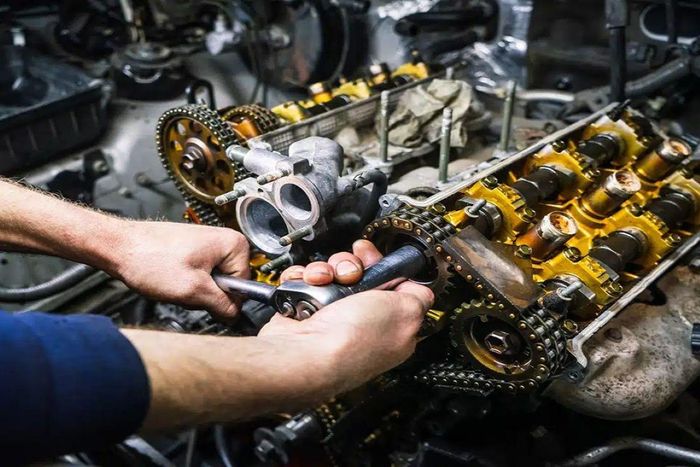 Động cơ V6 thường phức tạp do số lượng chi tiết tăng thêm đáng kể khiến việc bảo dưỡng trở nên khó khăn và tốn kém hơn. Ảnh: Deutschland Autowerks