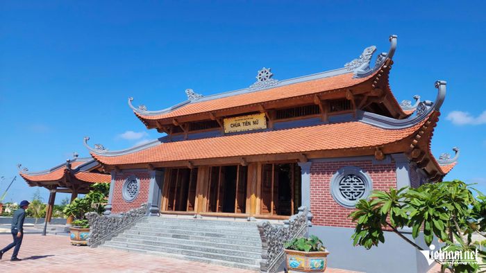Những ngôi chùa hiện hữu nơi đảo xa khiến quân và dân cảm thấy yên lòng, như đang ở đất liền.