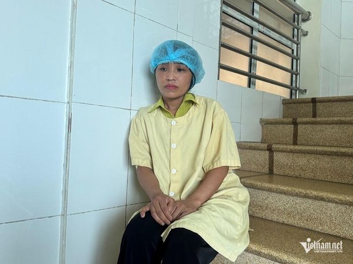 Dù nợ nần chồng chất nhưng lúc này chị Nguyễn Thị Quanh chỉ mong anh Khánh vượt qua bệnh tật, trở về với gia đình