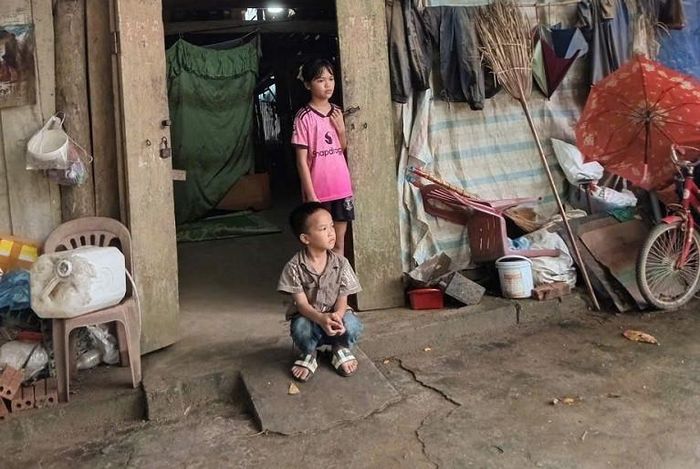 Từ ngày anh Khánh gặn nạn phải vào viện điều trị, hai bé Khánh Hiền và Duy Anh luôn đứng, ngồi ở cửa trông ngóng bố về nhà
