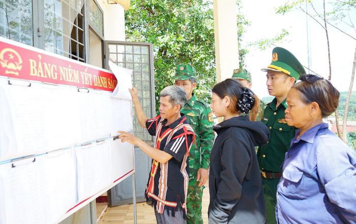 Nhiều người dân gốc Campuchia trở thành già làng, Người có uy tín, thôn trưởng góp sức xây dựng thôn làng phát triển, biên giới ổn định. Ảnh: Ngọc Thu