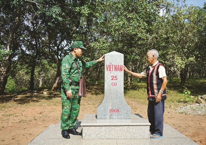 Người có uy tín Ksor Bơng, làng Bi, xã Ia O cùng cán bộ Đồn Biên phòng Ia O tuần tra, bảo vệ cột mốc 25. Ảnh: Ngọc Thu