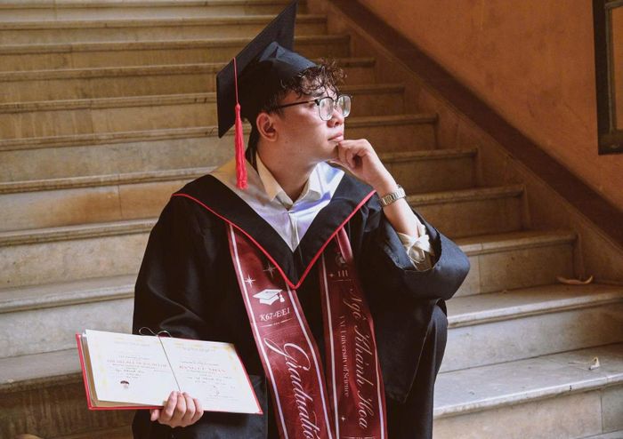 Hoa là thủ khoa đầu vào và đầu ra khoa Vật lý, Trường Đại học Khoa học Tự nhiên. Ảnh: NVCC