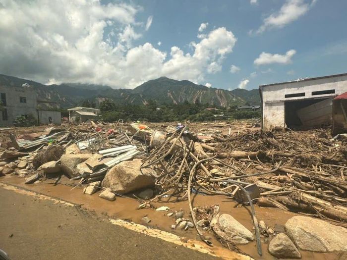Khung cảnh tan hoang sau lũ quét, bùn đất và cây cối ngổn ngang khắp nhà dân. Ảnh: Kim Thành