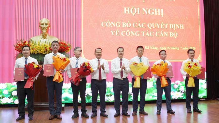 Lãnh đạo TP Đà Nẵng trao quyết định cho các cán bộ. Ảnh: G.X