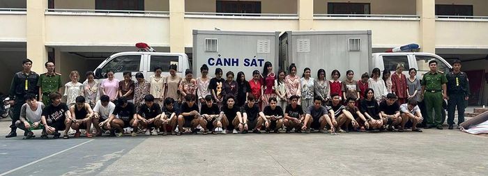 Công an TPHCM đã đưa về làm việc, tạm giữ 49 người, trong đó có 4 người mang quốc tịch nước ngoài. Ảnh: CACC