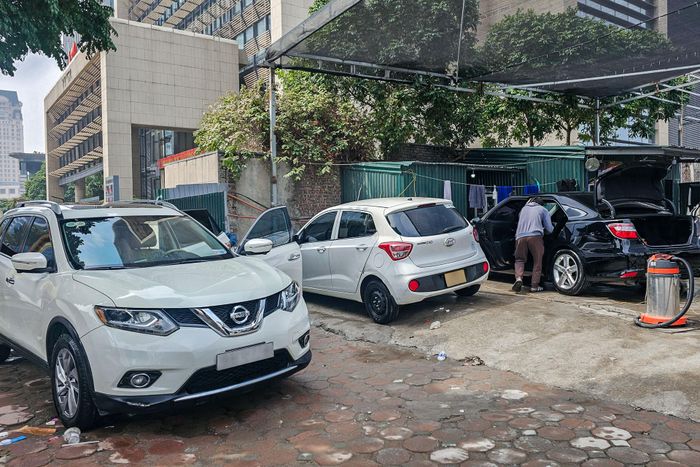 Nhiều chủ xe có thói quen kéo phanh tay để đỗ xe dù xe vừa mới rửa. Ảnh: Ngô Minh