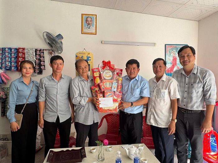 Ông Đinh Văn Nơi đến thăm, tặng quà các gia đình chính sách, thương binh, bệnh binh và thân nhân liệt sĩ ở đặc khu Phú Quốc. Ảnh: H.D.