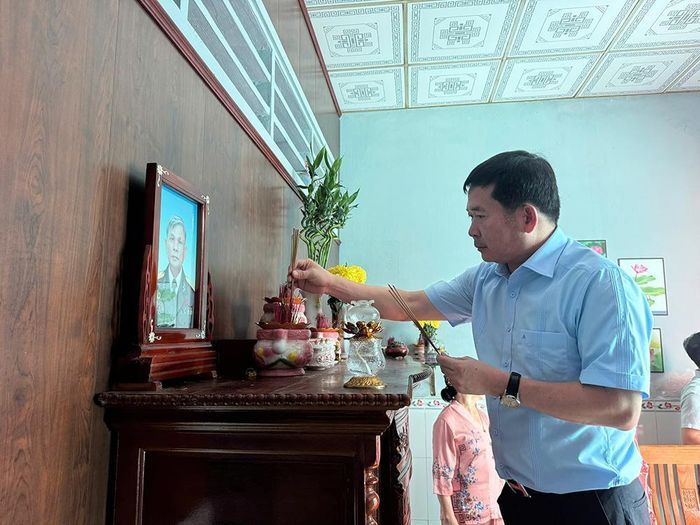 Ông Đinh Văn Nơi thắp hương trên bàn thờ liệt sĩ tại Phú Quốc. Ảnh: H.D.
