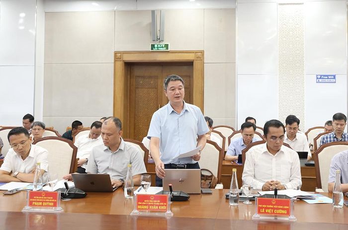 Quyền Tổng giám đốc EVNNPT Hoàng Xuân Khôi phát biểu và nêu kiến nghị tại buổi làm việc