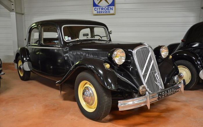 Citroën Traction 15/6 đời 1952.
