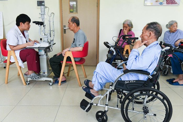 Theo GS Long, quyết định giảm tiếp độ tuổi hưởng trợ cấp không nên chỉ dựa vào tiêu chí duy nhất là tuổi đời. Ảnh: Thạch Thảo