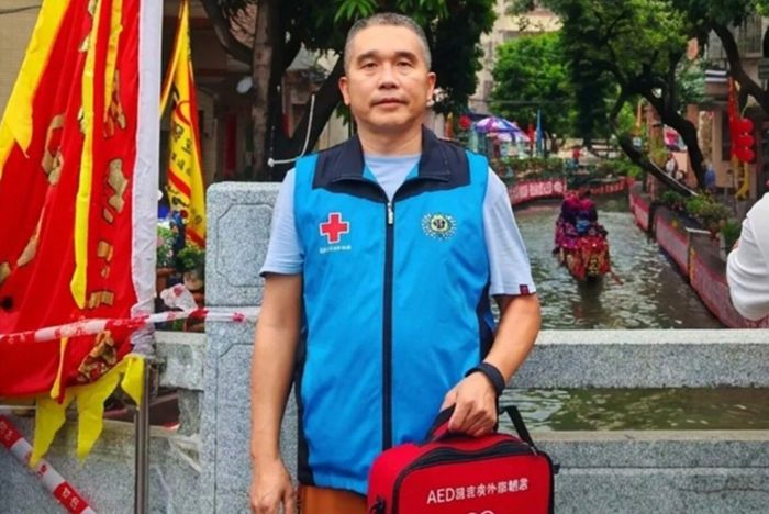 Ông Liu vừa làm tài xế xe công nghệ vừa làm tình nguyện viên sơ cứu của thành phố. Ảnh: Nfplus
