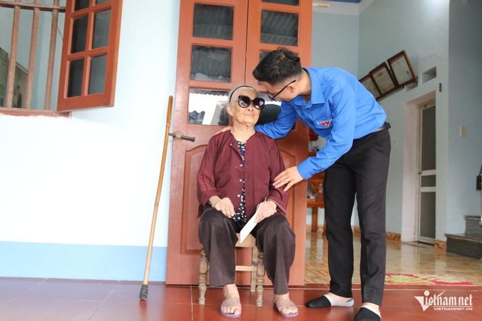 Nhiều năm nay, ngôi nhà của mẹ Nhượng trở thành địa chỉ của nhiều đoàn cán bộ, đoàn viên, học sinh tìm đến mỗi dịp tháng Bảy hay những ngày lễ lớn. Ảnh: Thế Toàn
