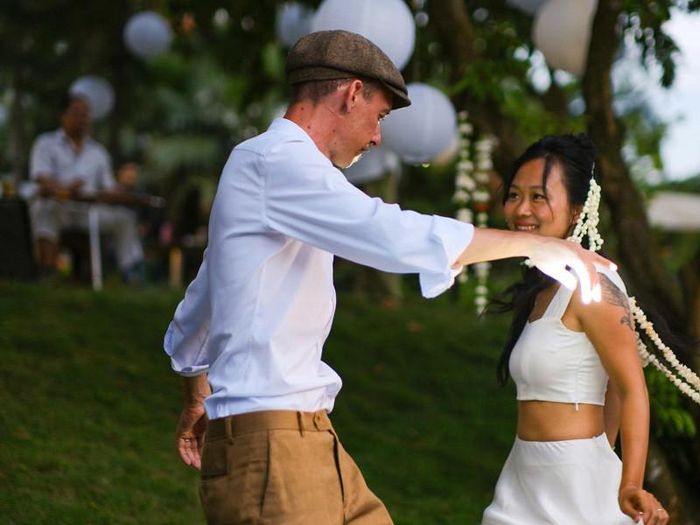 Cặp đôi tổ chức hôn lễ thân mật tại Hà Nội. Ảnh: Hà Đào 