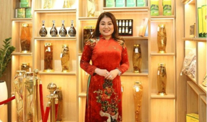 Bà Phạm Mỹ Hạnh tại showroom sâm Ngọc Linh ở Hà Nội khi chưa bị khởi tố. Ảnh: MHG