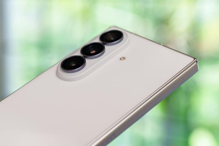 Z Fold 8 Ultra nổi bật với camera chính độ phân giải lên tới 200 MP.