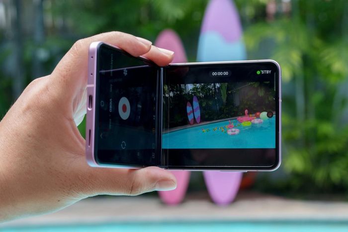 Với việc gập dọc cho phép quay video trở nên dễ dàng hơn. 