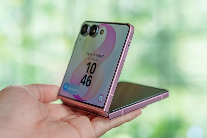 Galaxy Z Flip 8 với thiết kế không có nhiều thay đổi. Đây là Z Flip nhẹ nhất với trọng lượng 180g và độ mỏng 6,1mm.