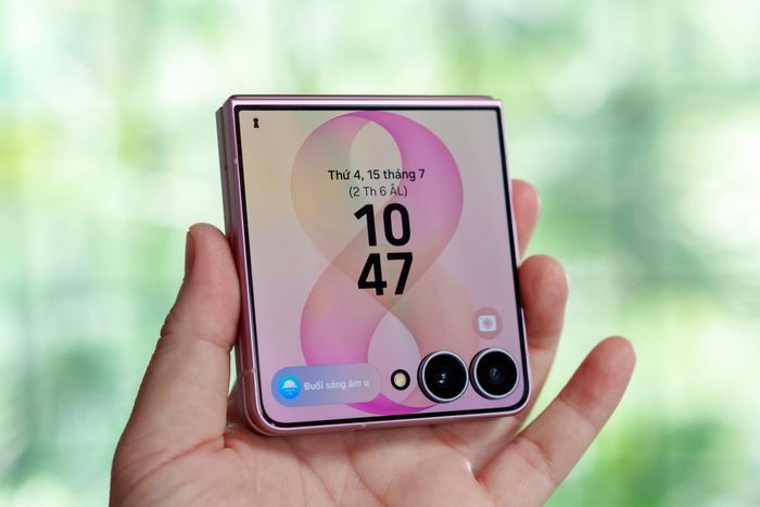 Màn hình ngoài của máy trang bị 2 camera đều có độ phân giải 50 MP.