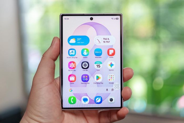Galaxy Z Fold 8 có thân máy rộng và ngắn hơn Z Fold 8 Ultra. kích thước màn hình khi gập là 123,9 x 82,2 x 9,8 mm.