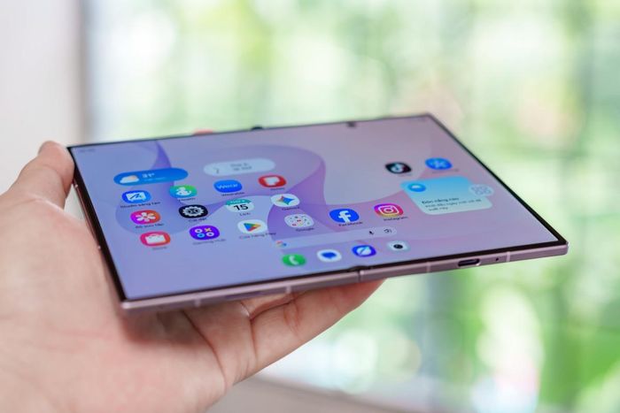 Máy khá mỏng và nhẹ.