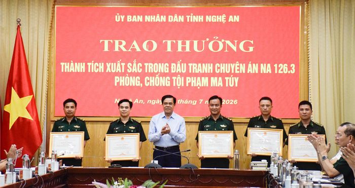 Trao tặng Bằng khen cho 5 cá nhân lực lượng Biên phòng Nghệ An