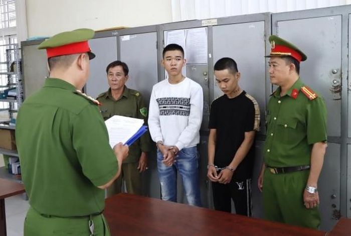 Cơ quan Cảnh sát điều tra Công an tỉnh Cà Mau tống đạt Quyết định khởi tố bị can, Lệnh bắt tạm giam Lê Trường Vửng (áo đen) và Nguyễn Chí Hùng (áo trắng). (Ảnh:CACC)