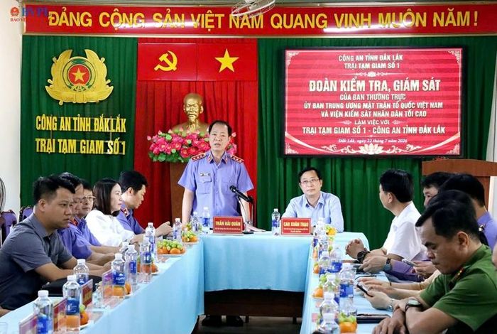  Đồng chí Trần Hải Quân - Phó Viện trưởng VKSND tối cao làm việc với Trại tạm giam số 1 Công an tỉnh Đắk Lắk.
