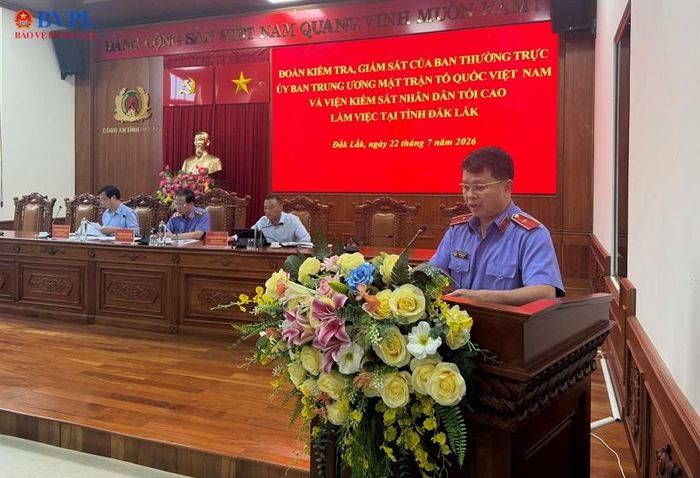  Đồng chí Nguyễn Văn Tất, Phó Vụ trưởng Vụ kiểm sát giam giữ và thi hành án hình sự (Vụ 8), VKSND tối cao phát biểu tại buổi làm việc.