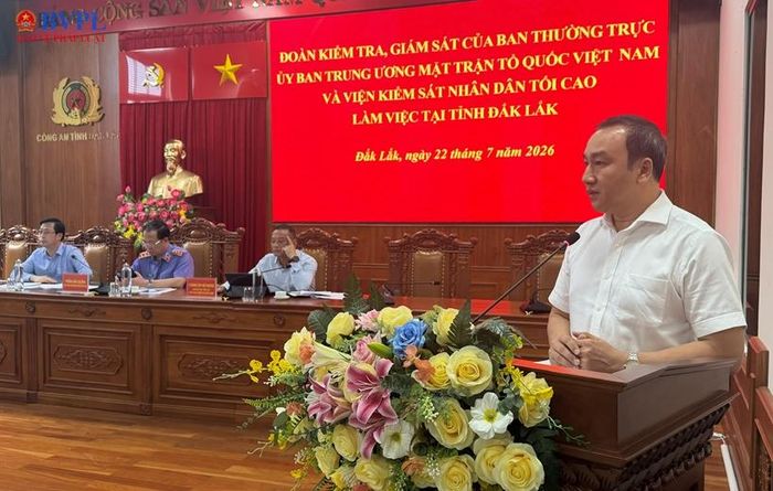  Đồng chí Võ Nguyên Tùng, Phó Chánh án TAND tỉnh Đắk Lắk phát biểu tại buổi làm việc.