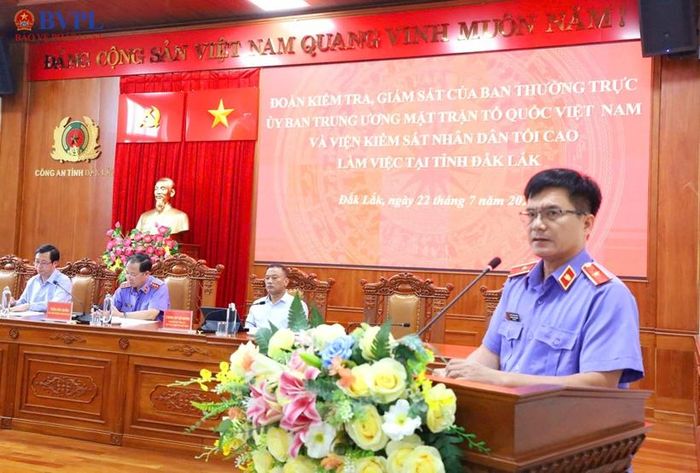  Đồng chí Phạm Trung Thuận, Viện trưởng VKSND tỉnh Đắk Lắk phát biểu tại buổi làm việc.