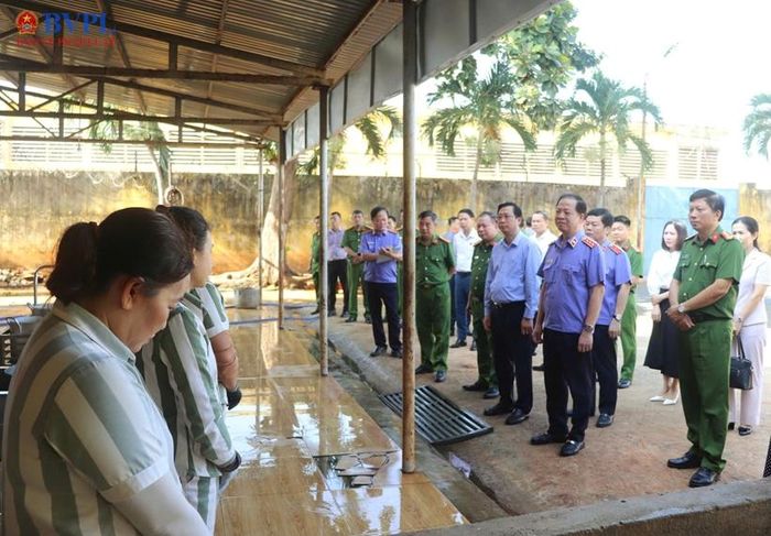  Đồng chí Trần Hải Quân - Phó Viện trưởng VKSND tối cao và đồng chí Cao Xuân Thạo - Phó Chủ tịch Ủy ban Trung ương Mặt trận Tổ quốc Việt Nam kiểm tra việc chấp hành pháp luật tại Trại tạm giam số 1 Công an tỉnh Đắk Lắk.