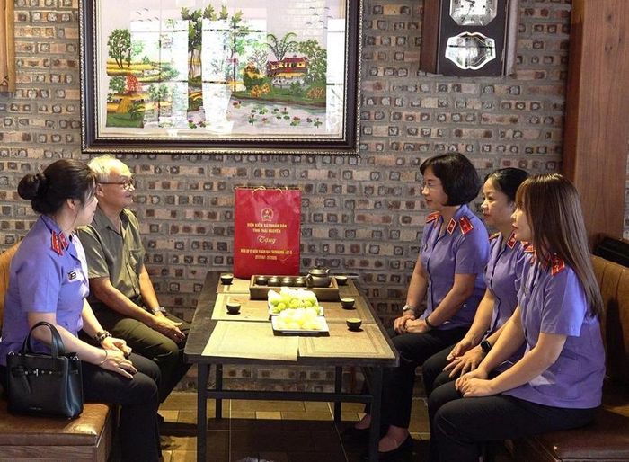  Đồng chí Nguyễn Thị Mai Lập, Viện trưởng VKSND tỉnh cùng đoàn thăm hỏi, tri ân hộ gia đình ông Nguyễn Khánh Quý, Sinh năm 1953, nguyên là lái xe Trường Sơn, thuộc binh đoàn Tây Nguyên trong những năm 1970, là nạn nhân chất độc da cam, hiện đang sống ở tổ 12, phường Gia Sàng tỉnh Thái Nguyên.