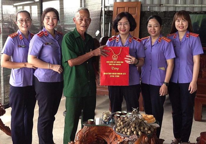  Đồng chí Nguyễn Thị Mai lập, Viện trưởng VKSND tỉnh cùng đoàn thăm hỏi tri ân hộ gia đình ông Vũ Văn Ninh, sinh năm 1955, ở xóm 8 xã Đồng Hỷ, tỉnh Thái Nguyên là bệnh binh.