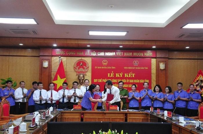  Đồng chí Chủ tịch UBND tỉnh và đồng chí Viện trưởng VKSND tỉnh ký kết Quy chế phối hợp.